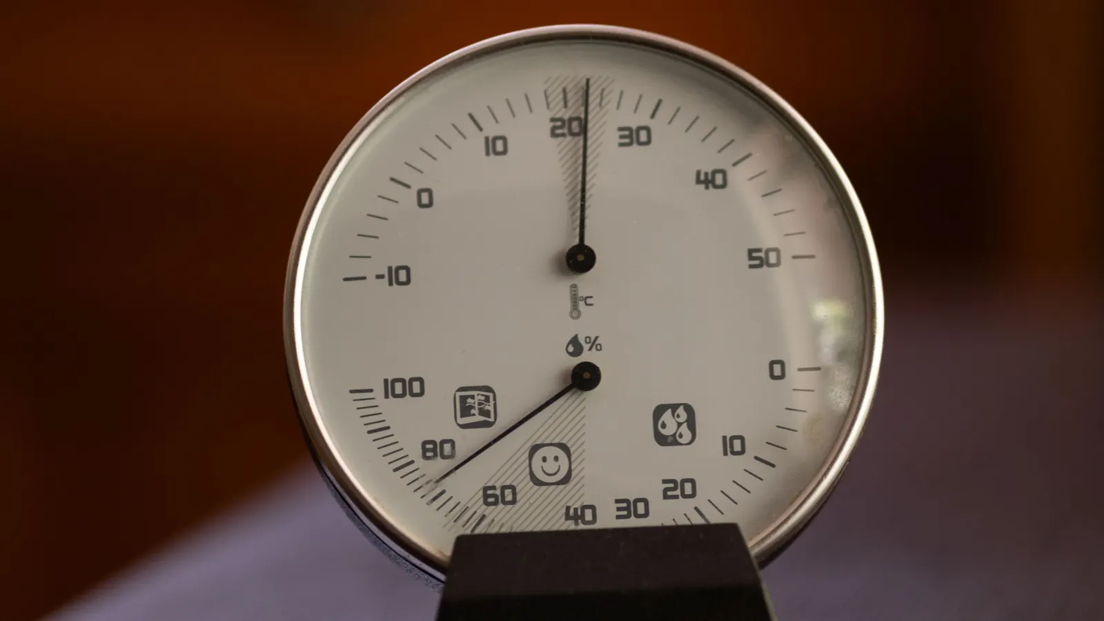 An analogue hygrometer and thermometer showing humidity and temperature