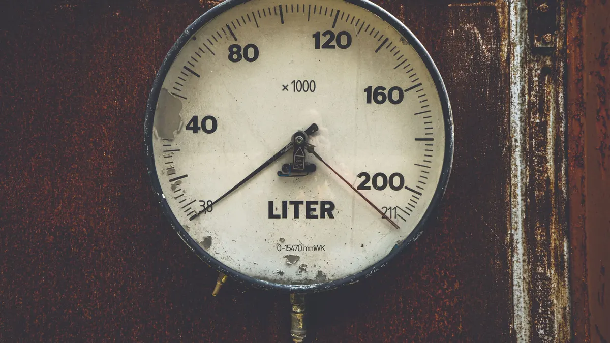 A large analogue gauge with a dial marked in litres